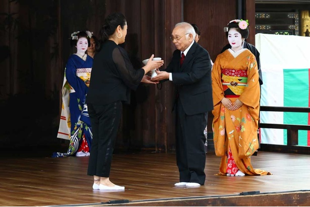 牧野省三賞のトロフィーが中島貞夫名誉実行委員長から真由子に贈呈された