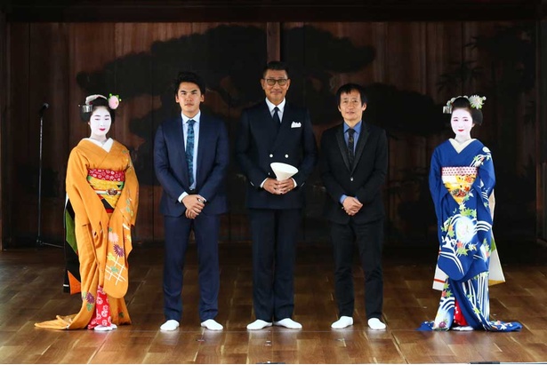 三船敏郎賞を受賞した中井貴一(中央)とプレゼンターで俳優・プロデューサーの三船力也(左)、総合プロデューサーの奥山和由(右)