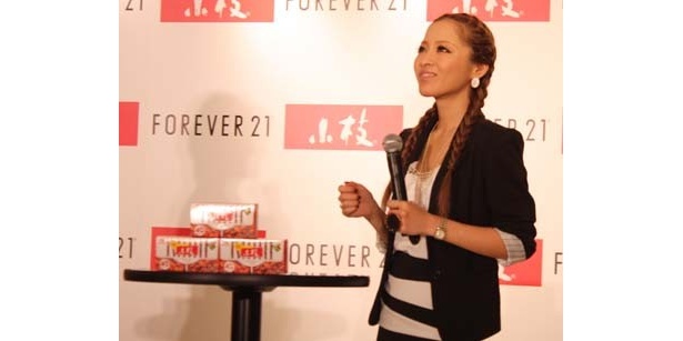 小枝を一口食べて、「アーモンドが濃くなってておいしい！」と一言