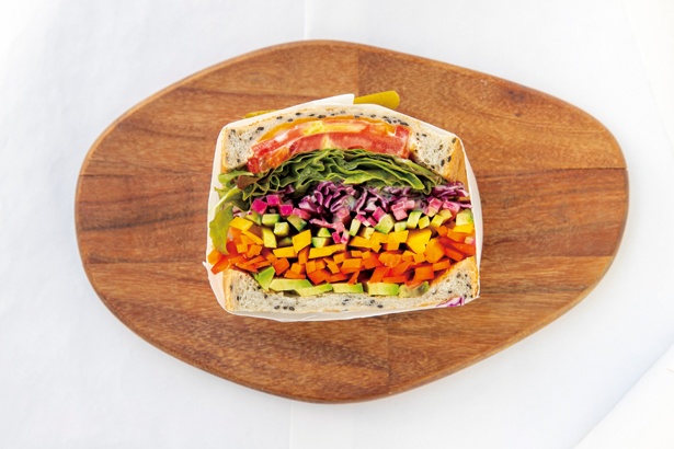 色鮮やかな野菜を11種もはさんだKING GEORGE～THE SANDWICH BAR～の「ベジタリアン」(1550円)
