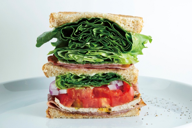 野菜とハム、鶏ムネ肉、ベーコンと具だくさんが嬉しい＆sandwich.の「クラブハウスサンド」(1250円)