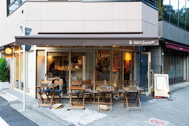 新宿御苑の緑を眺めながら新鮮野菜が自慢のサンドウィッチが楽しめる＆sandwich. 