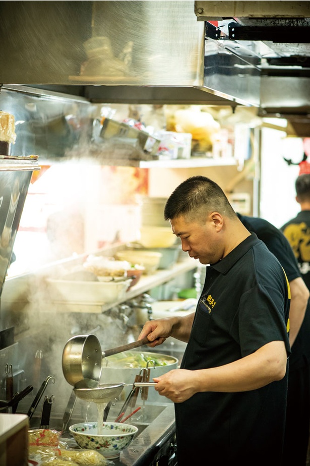 餃子 李 / 働くスタッフはみな中国出身者で、やり取りを含め、本場の中国にいるよう