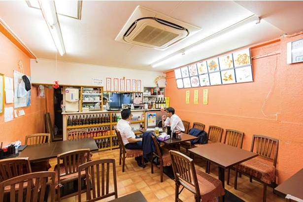 陳記饅頭 / テーブル席のみのこぢんまりとした店内。定食メニューも人気