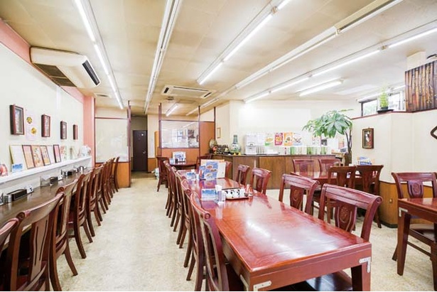 竹園 百年橋店 / カウンター席も多くおひとり様も歓迎。個室も完備している