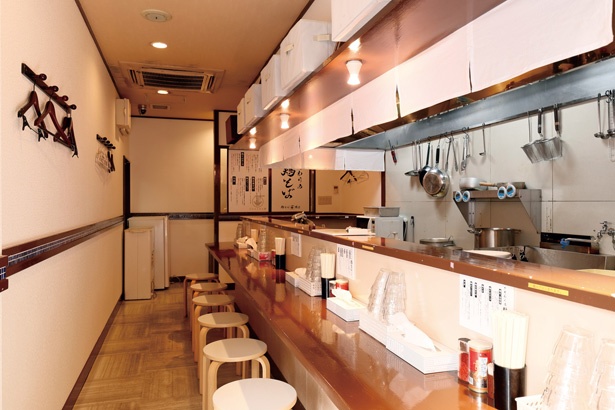 こぢんまりとした店内にL字形のカウンターをレイアウト。入口の券売機で食券を購入してから、空いている席へ座ろう / 鶏そば 啜る