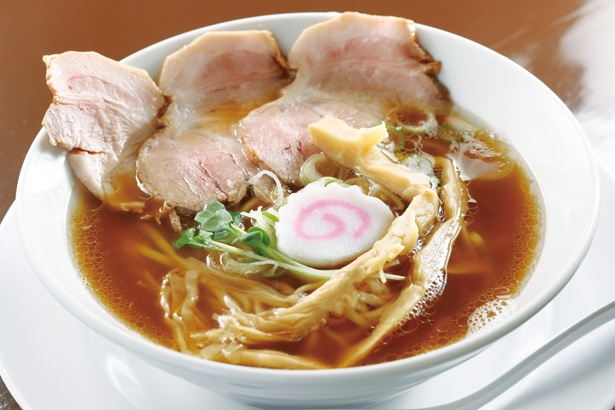 鶏100％の清湯スープにハマグリのダシを加え、すっきりした味わいと豊かな香りを実現した「鶏中華そば」(税込 780円) / 鶏そば 啜る