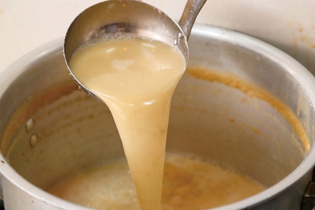 鶏ガラだけを使い、純粋な鶏の旨味を抽出する / 鶏そば 啜る