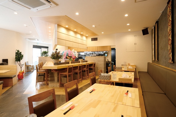 空間を贅沢に使った店内 / 麺家 幸先坂