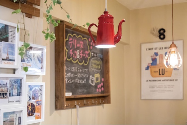 照明などのインテリアもかわいい / SWEETS＆CAFE Amis