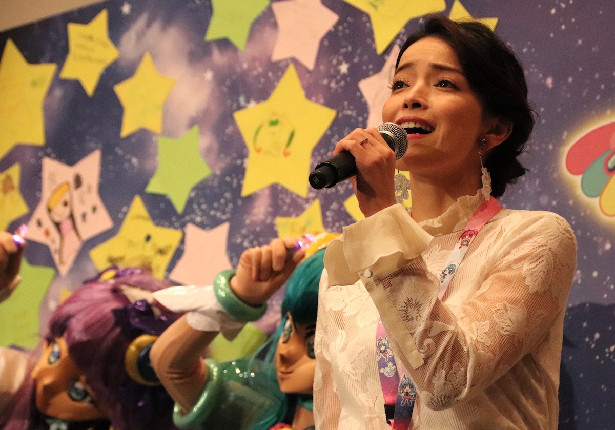知念里奈、生歌を披露!