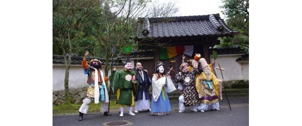 愉快な七福神が境内を盛り上げるために行われる「七福神の踊り」