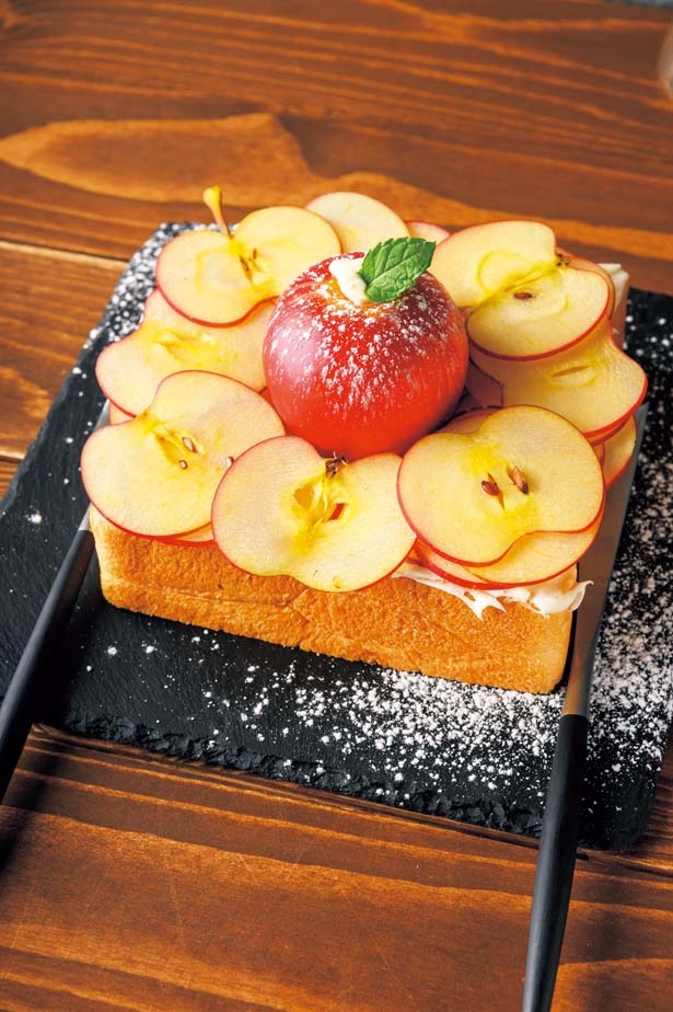 りんごな生しょくぱん(1400円)は、ワックスなしで皮ごと食べられるミニチュアアップルを使用/and cafe