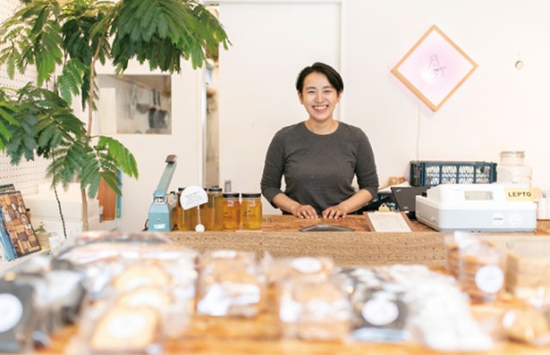 くまのみ堂 焼菓子店 / 店主・熊埜御堂令那（くまのみどう・れな）さん自慢の菓子がそろう
