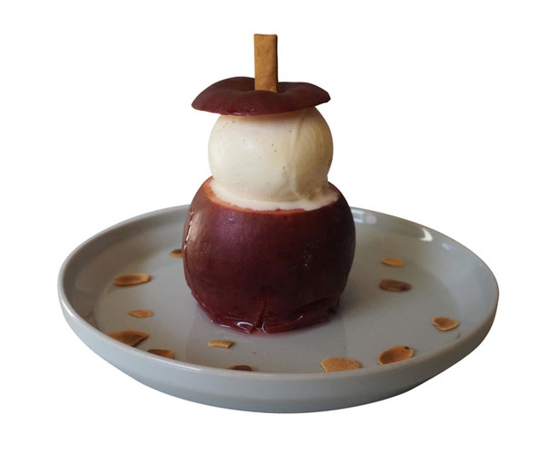 【写真を見る】そふ珈琲 / 「焼きリンゴ」(740円)は、旬の紅玉を丸ごと使用する