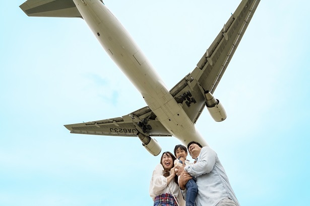 「すごーい!飛行機が真上を通ってるよ!」と翔くん。パパとママも思わずこの顔