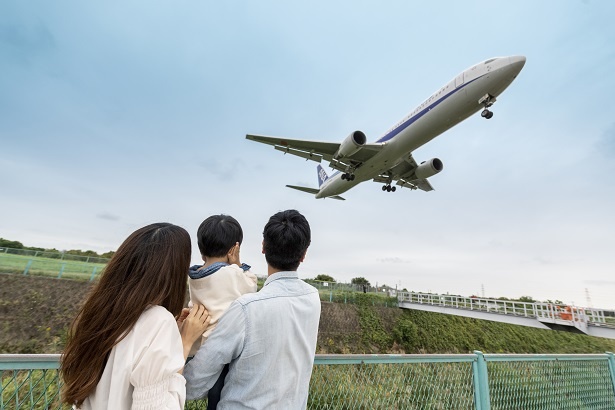 遠くの空に光の点が見えたら、通過する場所を予測して移動。2回目は逆方向から間近に飛行機を見ることに