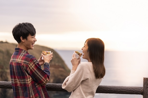 朝焼けに包まれる「ウミウ展望台」。おいしいサンドウィッチに笑顔がこぼれる