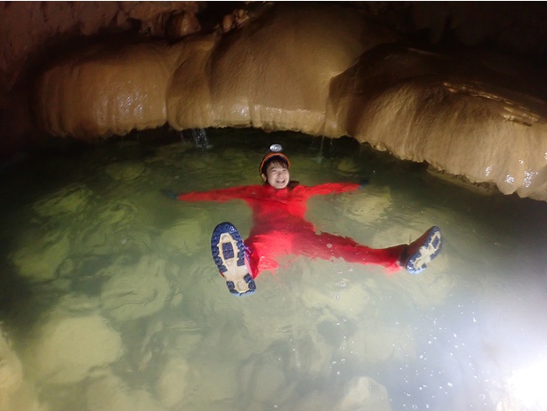 洞窟探検で泳いで渡れるプールみたいな場所がいくつもあるのはとっても珍しいんです。秘密の水遊び気分！