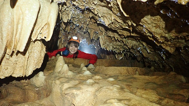 ガイドと一緒に全身を使って洞窟を進んでいくケイビング。沖永良部島を訪れるなら、この体験は外せません！