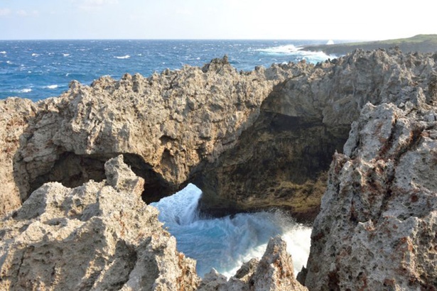自然系絶景スポットが豊富な沖永良部島。「フーチャ」では海水が20〜70m近くも吹き上げることもあり迫力満点！