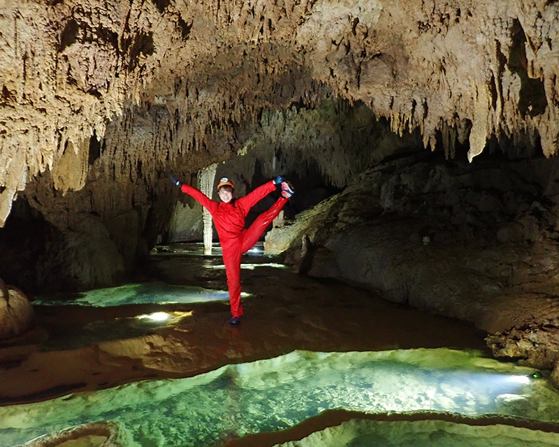 【とっておきのそとあそび、教えます】そとあそび女子が夢中になった沖永良部島洞窟探検。美しすぎる天然の「リムストーンプール」で最高の癒し体験！