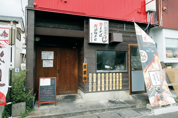 「Bird House」の看板が目印。ラーメンの残り杯数や限定メニューは、ツイッターで告知する / 侍麺