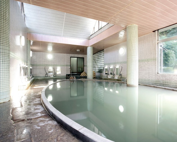 雲仙温泉最大級の規模を誇る、大浴場「絹笠の湯」も完備 / 雲仙スカイホテル