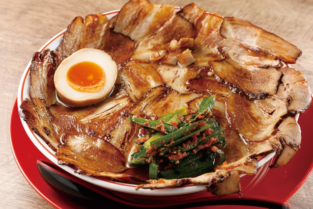 麺は京都の有名店「麵屋棣鄂(ていがく)」から仕入れる。「肉増しラーメン」(税込 1000円) / 焼豚ラーメン 弥太郎