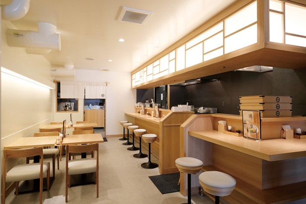 白木を基調とした空間は和食店のような雰囲気。広い待合スペースがあるのもうれしい / 麺や 襷