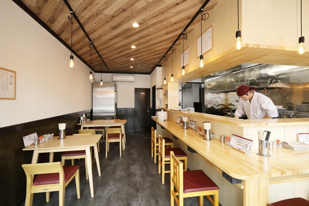 【写真を見る】すっきりとした明るい店内