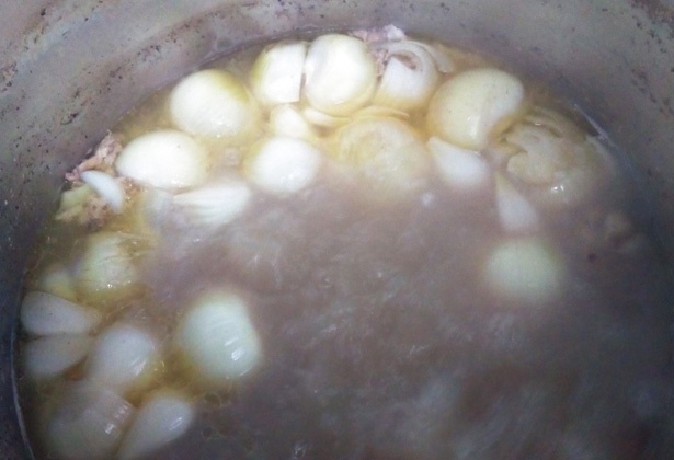 スープには、血液をサラサラにするというタマネギを大量に使用