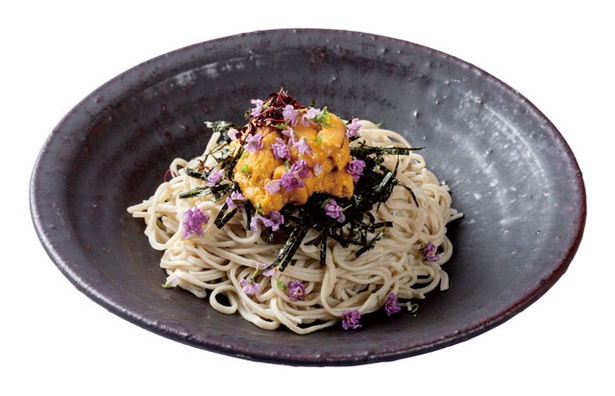 石挽き手打ち蕎麦 地酒 木曽路 / 雲丹蕎麦(2300円)。うきは産の玄蕎麦を挽いて打った十割蕎麦とウニの甘味が驚くほど調和。