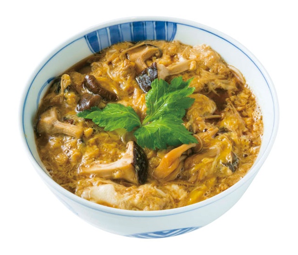 寿邸なかむら / 「たっぷり木の子の卵とじ蕎麦」(1000円・税込)。特注の醤油がキリッと効いた関東風のツユにキノコの風味が溶ける