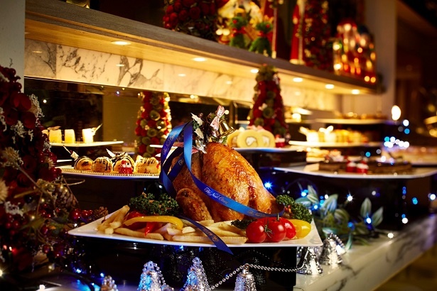 カフェ＆レストラン グリーンハウス / クリスマスディナーブッフェでは、ローストチキンなどクリスマスらしい料理がそろう