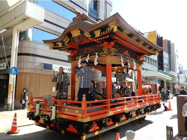 街には豪華な山車が設置され賑やかなお囃子が演奏される
