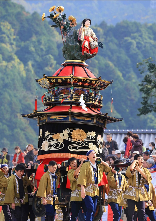笠鉾の中で最も由来が古い旧八代城下の「宮之町」（みやのまち）から出される菊慈童(きくじどう)