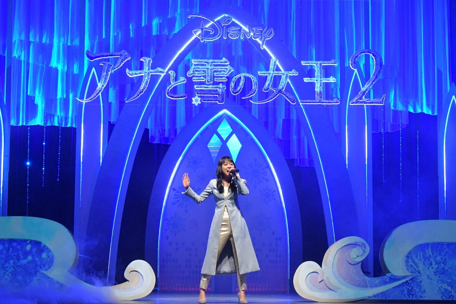 【写真を見る】メイン楽曲「イントゥ・ジ・アンノウン~心のままに」劇中のアレンジバージョンを生歌唱!