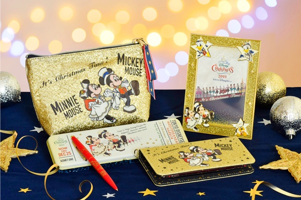 【写真を見る】華やかなアイテムがずらり！東京ディズニーシー「ディズニー・クリスマス」のスペシャルグッズ