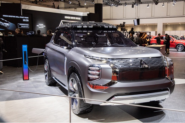 モーターショーで展示されている三菱自動車のコンセプトカー