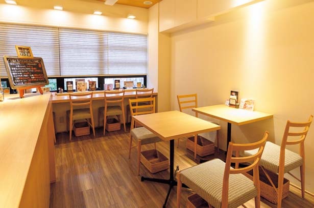 2階のカフェは和モダンな木目を基調にした明るい空間/MISOカフェ