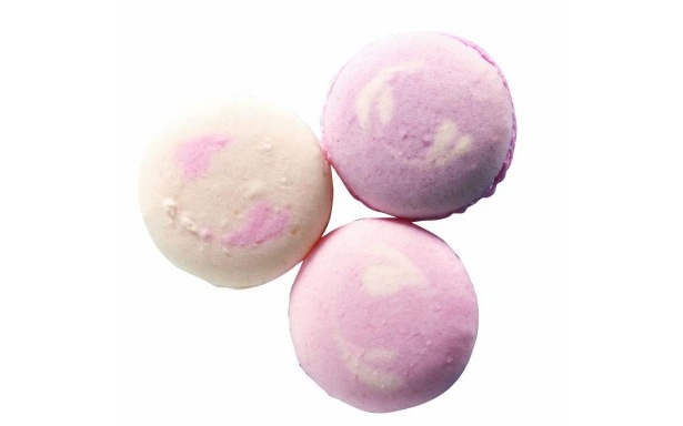 チェリー、イチゴ、カシスの3種の小ぶりなマカロンが入った「プティマカロン マーブル」(1890円)