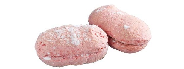 ピンクの生地に桜の葉を練り込んだクリームをサンドした「さくらの繭」(189円)