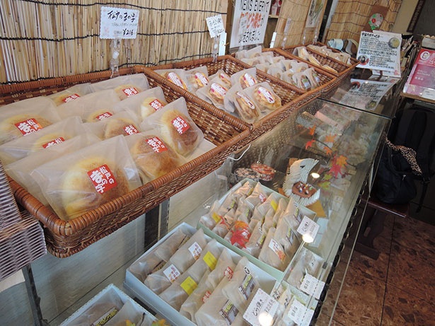 店内には所狭しと並ぶ和菓子がズラリ