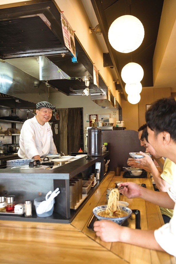 香港プラザ 高砂店 / ランチタイムは近隣のビジネスマンやOLなどでにぎわう。大通りに面しているから、仕事帰りに立ち寄るのにも便利