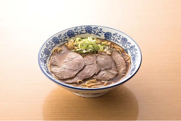 香港プラザ 高砂店 / 牛肉麺(700円)。大ぶりの牛肉と八角が効いたピリ辛のスープが食欲をそそる