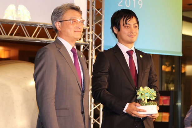 写真左から、東京ミッドタウンマネジメント 代表取締役社長の中村康浩氏、アート部門グランプリを受賞した井原宏蕗氏