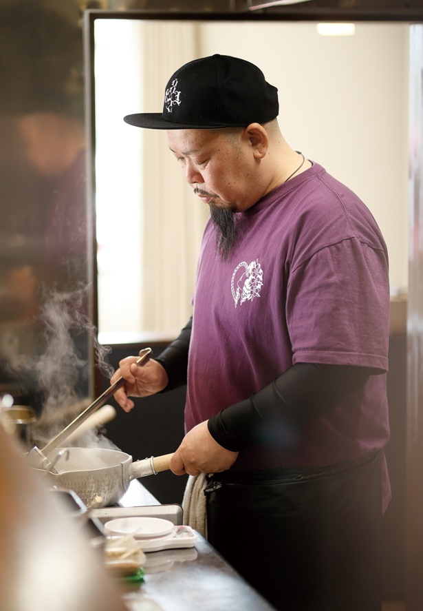 「味を変えたい時は、オリジナル調味料『うま辛』(税込 120円)をぜひ」と話す、店長の梅木周平さん