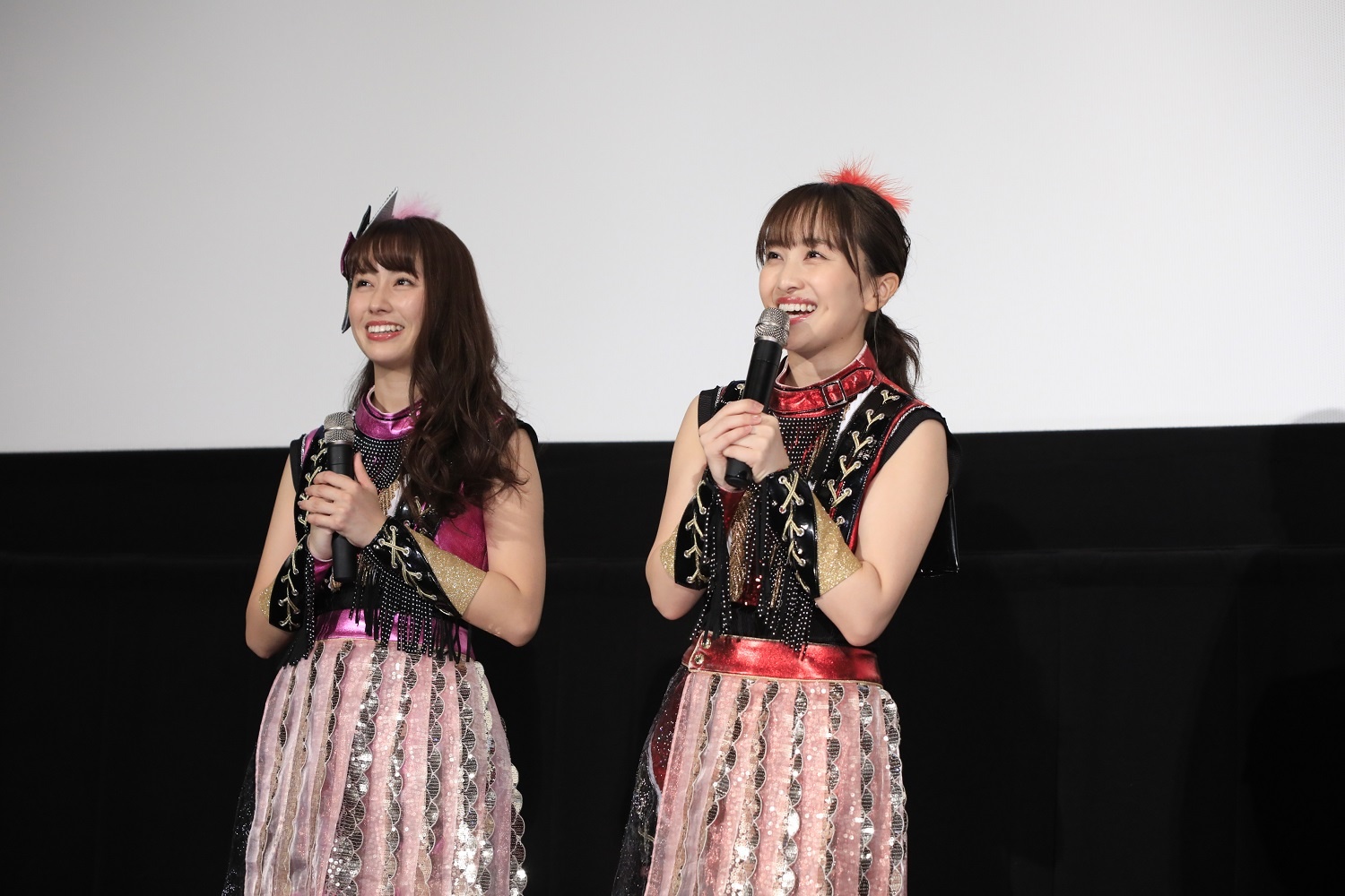 劇中、吉永&天海と「走れ!」を歌い踊ったももいろクローバーZの百田と佐々木
