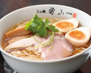 黄金色のスープにうっとり…愛知の名店「らぁ麺 飛鶏」から羽ばたいた鶏そばとは